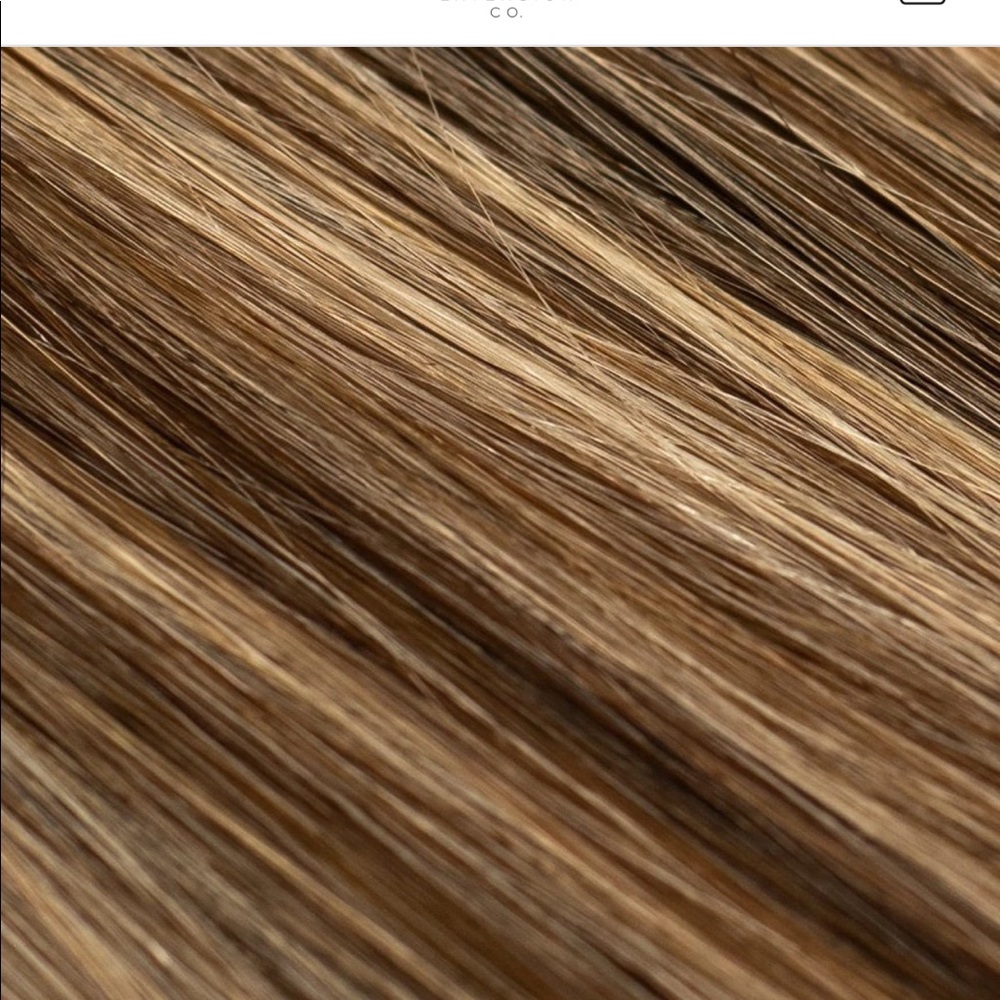 D4/613 bombshell hair extensions! Half pack of 22 inches! No box but never worn!